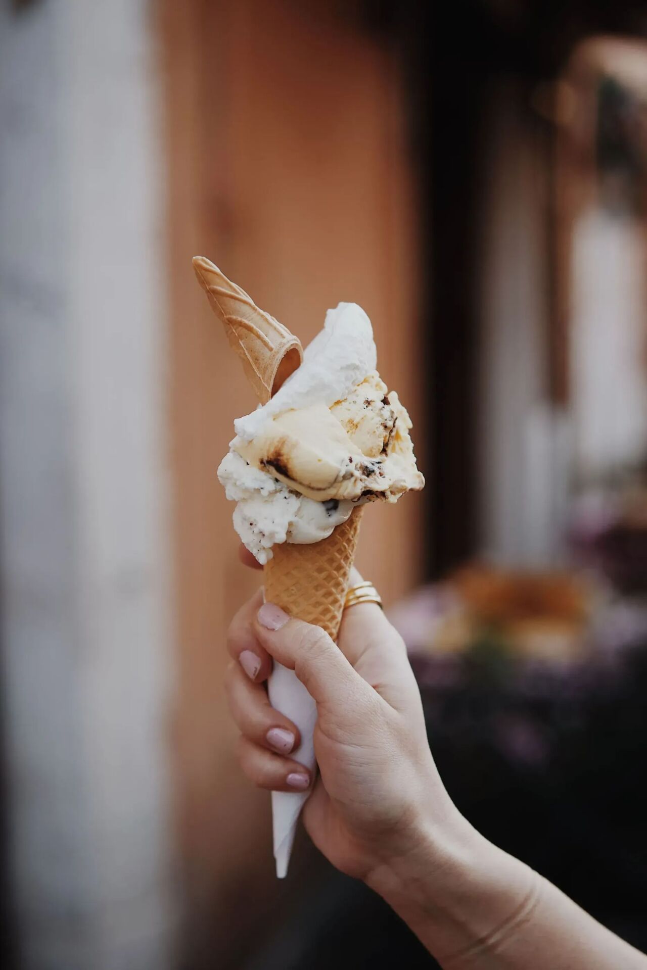 Hand holding gelato cone