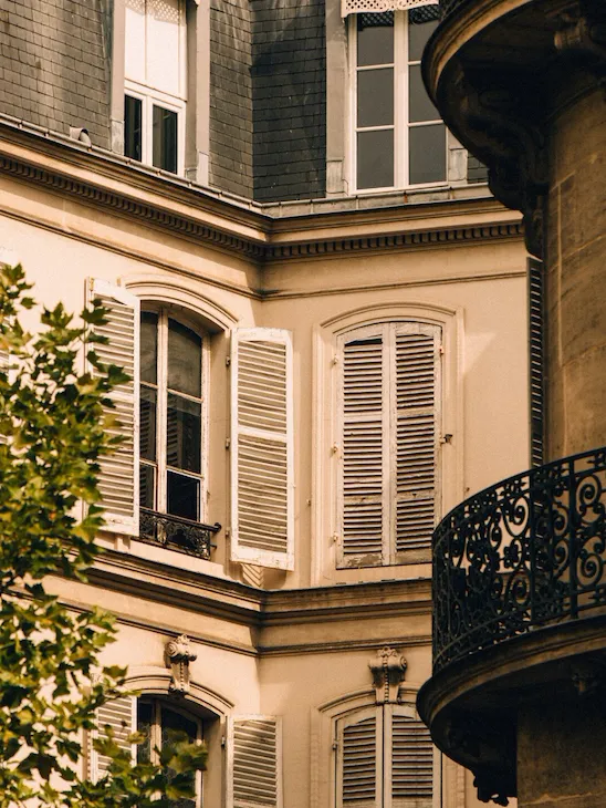 Photography of an indoor court of a Parisian building