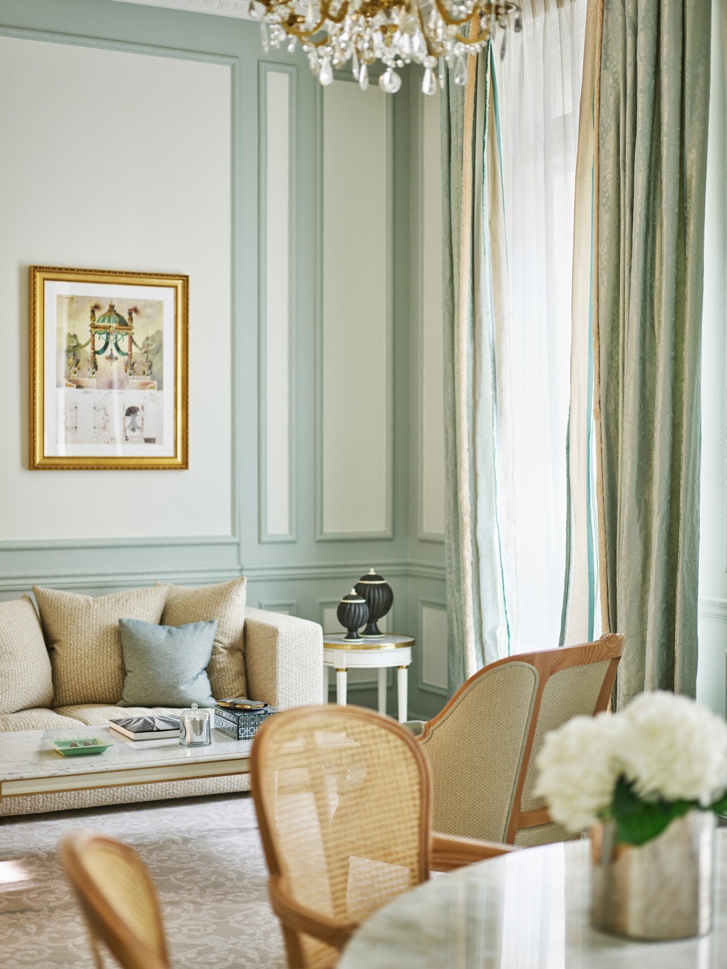 Gros plan sur les chaises et le canapé du salon d'une suite supérieure au Meurice, Paris.