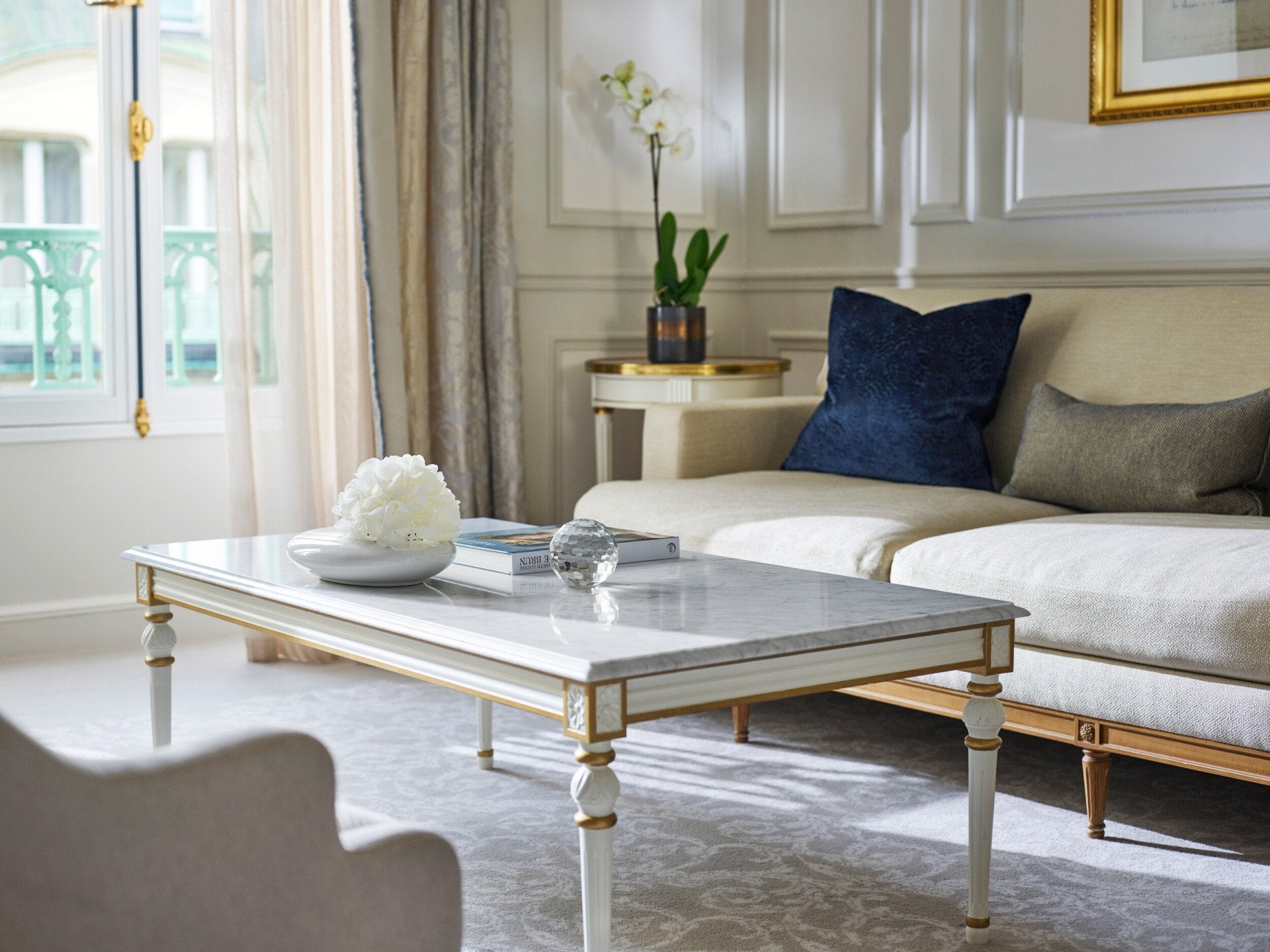 Grande plano da sala de estar de uma suite de luxo no Le Meurice, Paris.