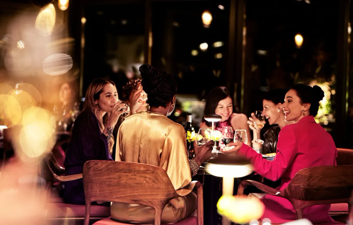 Gruppo di donne eleganti attorno a un tavolo rotondo a Il Giardino Ristorante