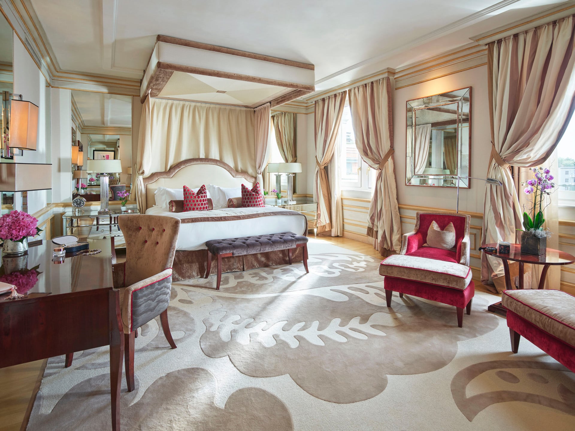 Camera da letto della Imperial Suite Executive  arricchita da mobili dai colori caldi