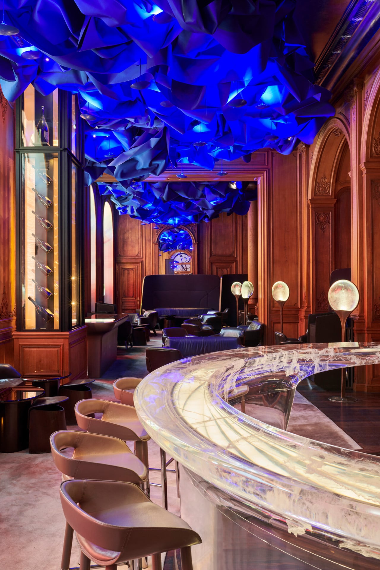 Foto do Bar do Hotel Plaza Athénée, Paris, painéis de madeira, teto azul e balcão transparente