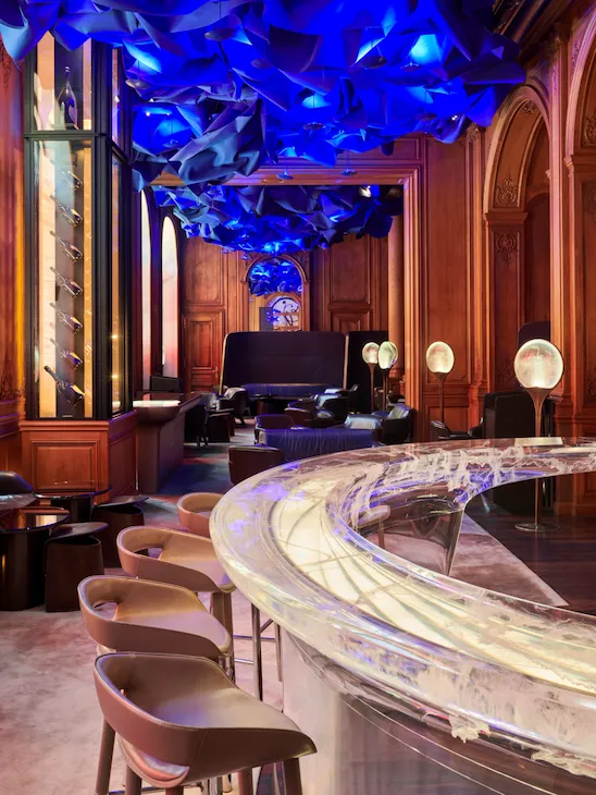 Picture of Le Bar at the Hôtel Plaza Athénée, Paris, wooden panels, blue ceiling and transparent bar counter