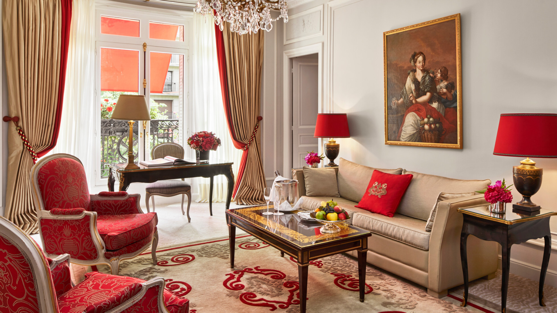 Sala de estar da Suite Deluxe com vista para a Avenue Montaigne no Hotel Plaza Athenee