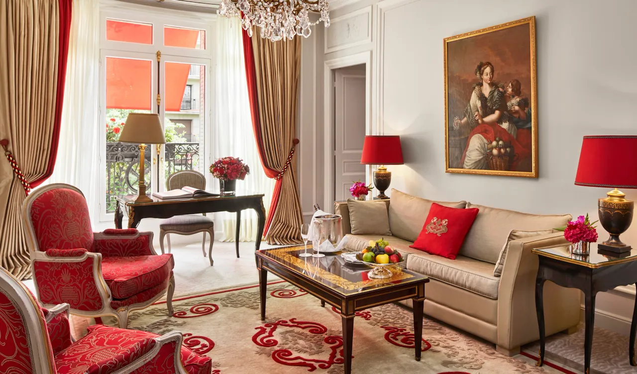 Salon de la Suite Deluxe avec vue sur l'avenue Montaigne à l'Hotel Plaza Athenee