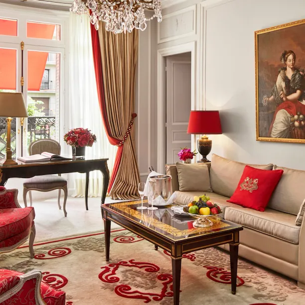 Sala de estar da Suite Deluxe com vista para a Avenue Montaigne no Hotel Plaza Athenee