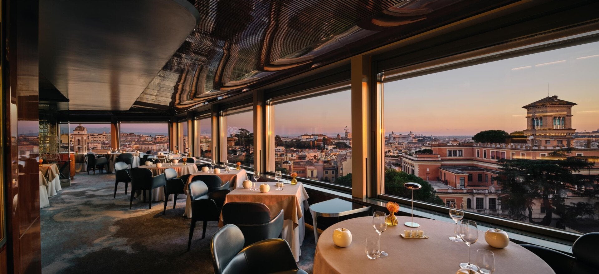 Vista panoramica del ristorante La Terrazza al tramonto