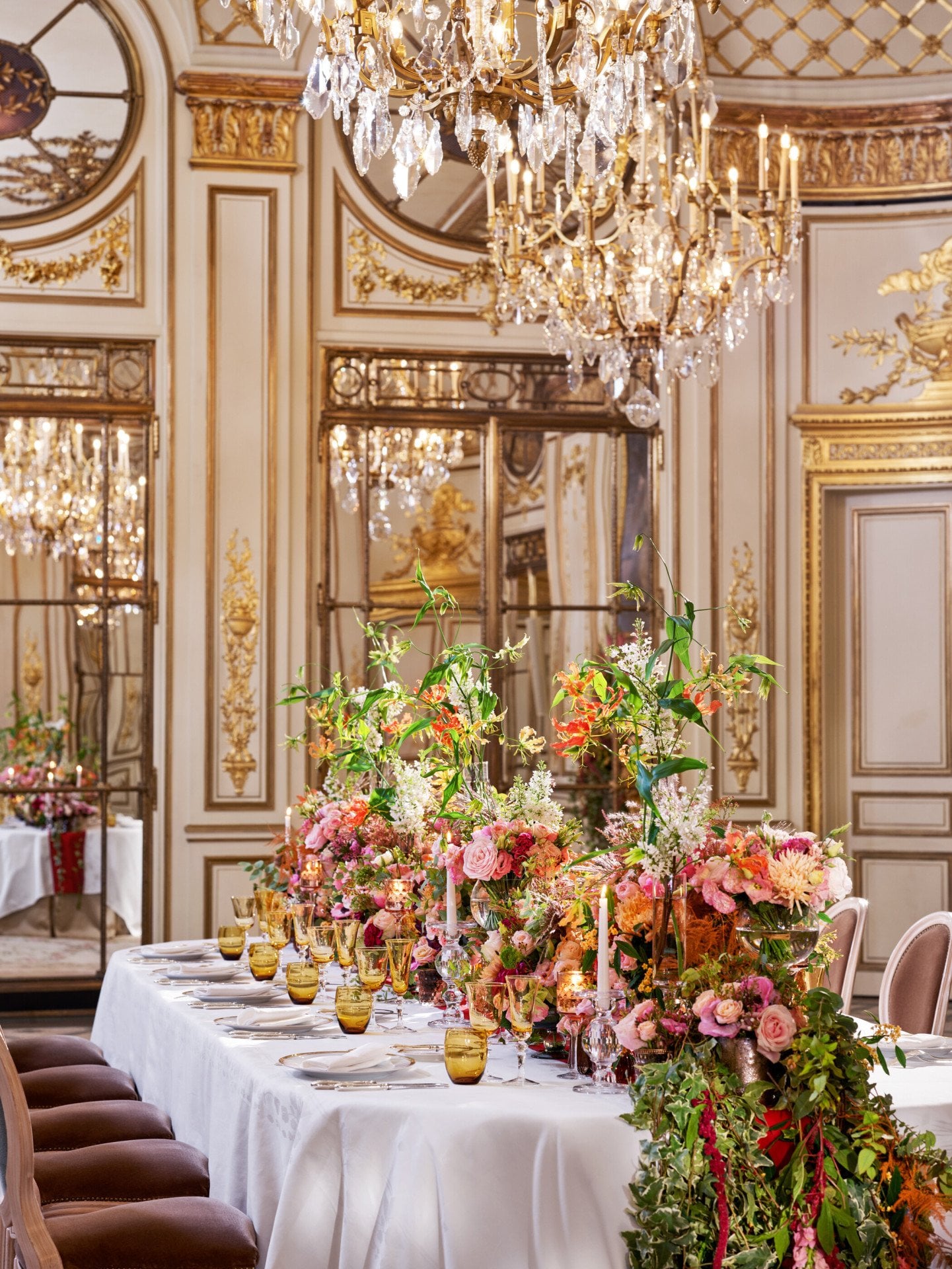 Dîner de table avec décoration florale et vaisselle au Salon Pompadour du Meurice, Paris - Dorchester Collection
