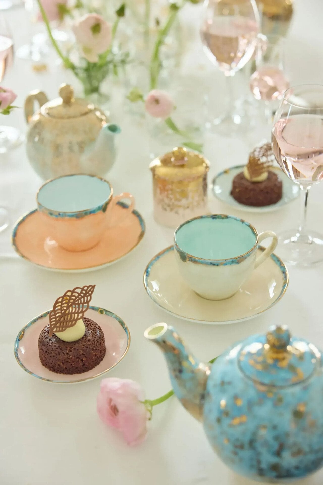 Teiere, tazze e piatti della collezione Eden Home