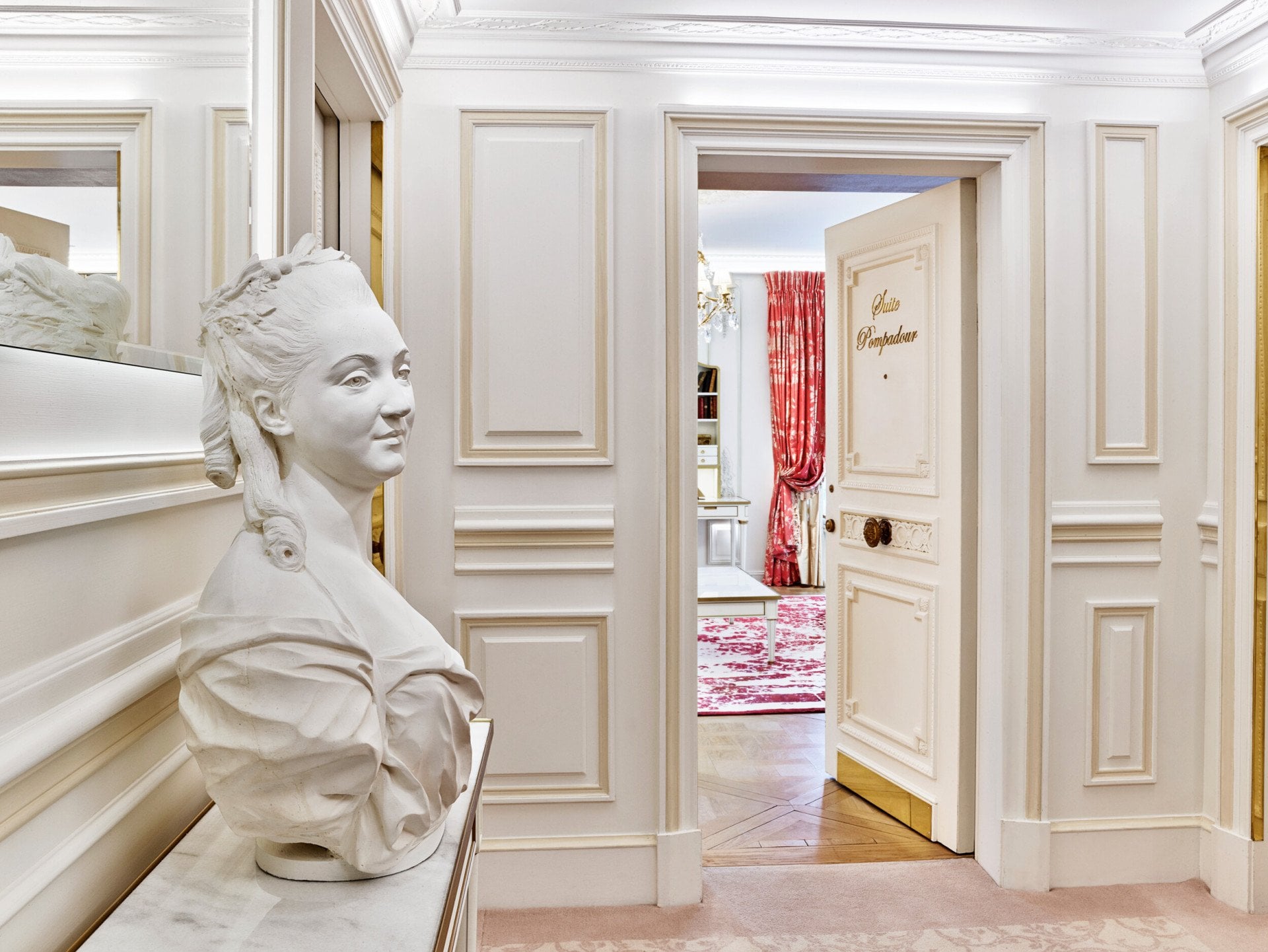 Entrée de la suite Pompadour avec une statut d'un portrait de femme, Le Meurice, Paris.