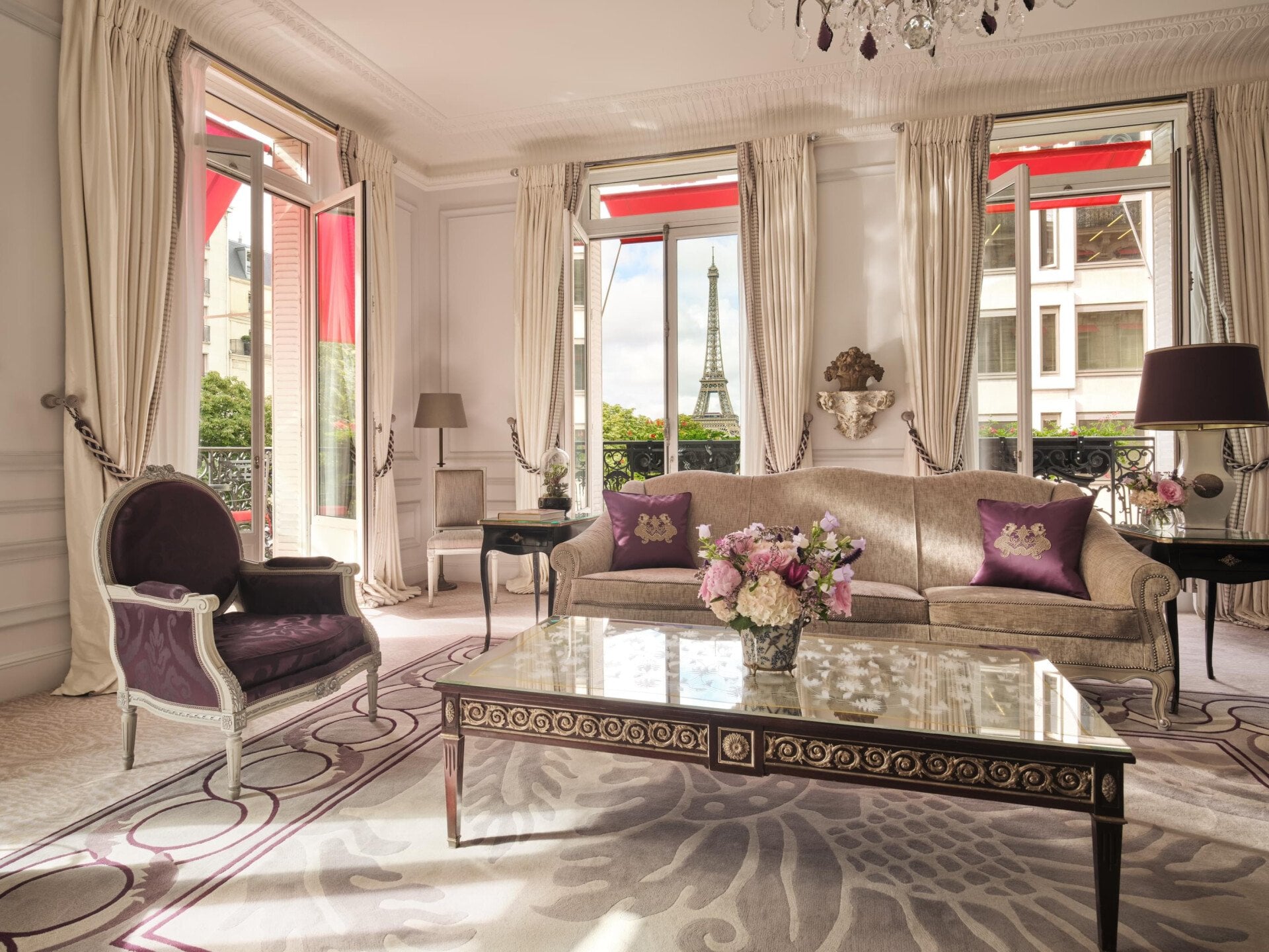 Esta é a sala de estar da Suite Eiffel #261 no Plaza Athénée com uma vista direta sobre a Torre Eiffel.
