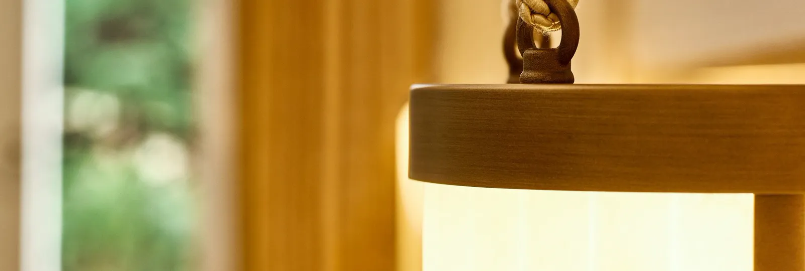 Dettaglio di una lampada accesa ai lati del letto di una camera a Hotel Eden Roma