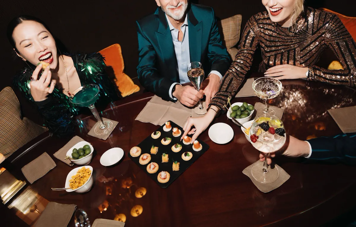 Persone che fanno aperitivo al Principe Bar