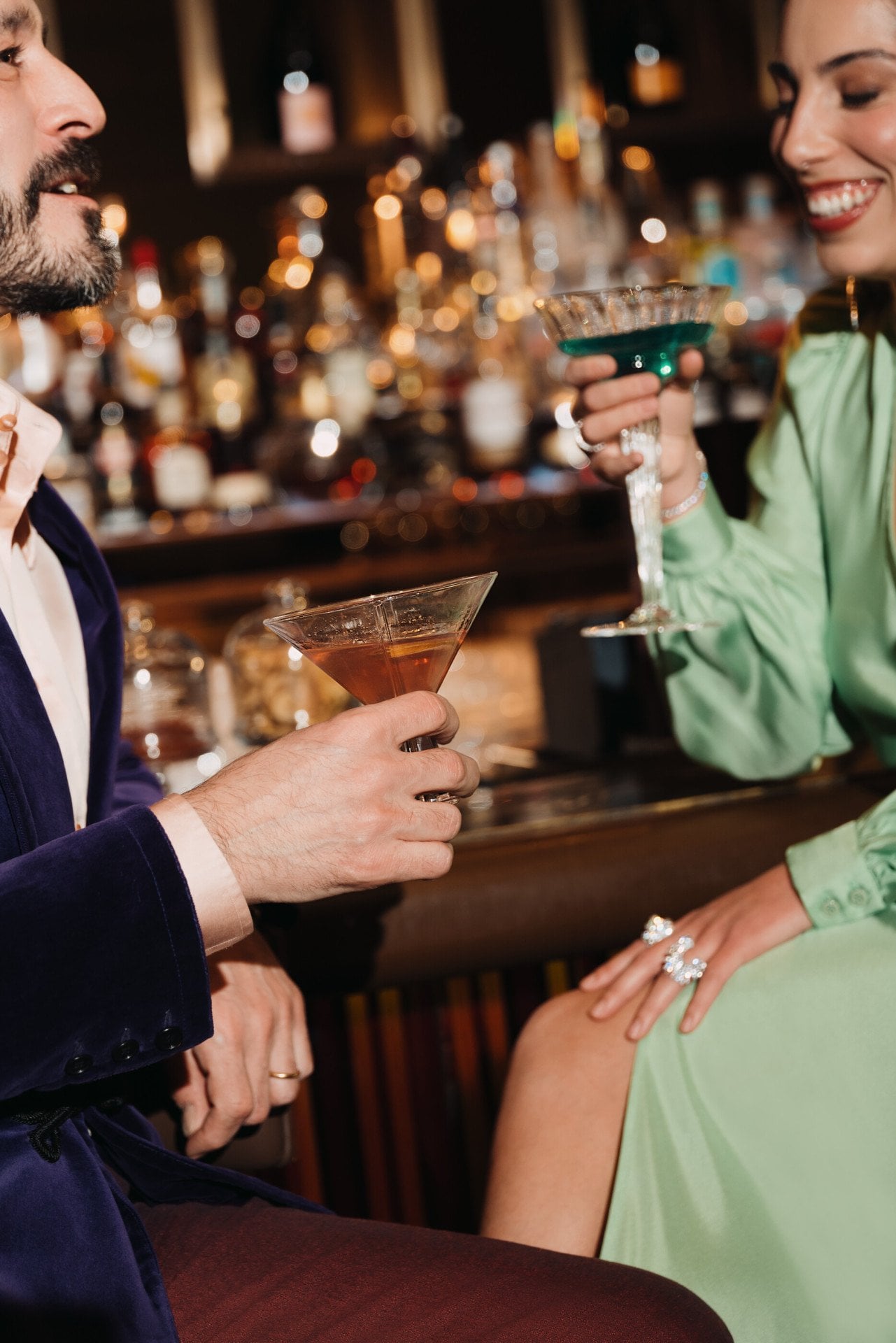 Detail of a couple drinking cocktails at the Principe Bar 
