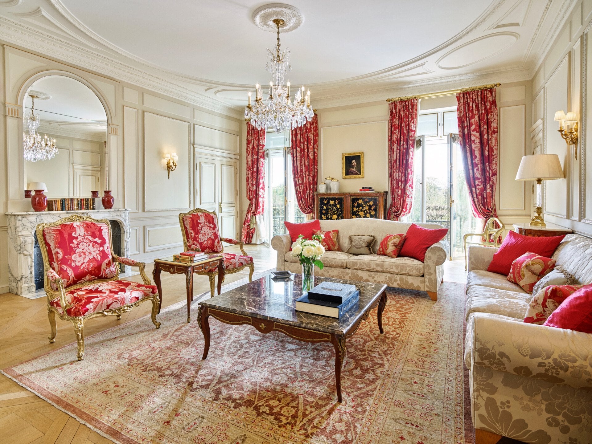 Salon de l'appartement présidentiel mettant en valeur les fenêtres du Meurice, Paris.