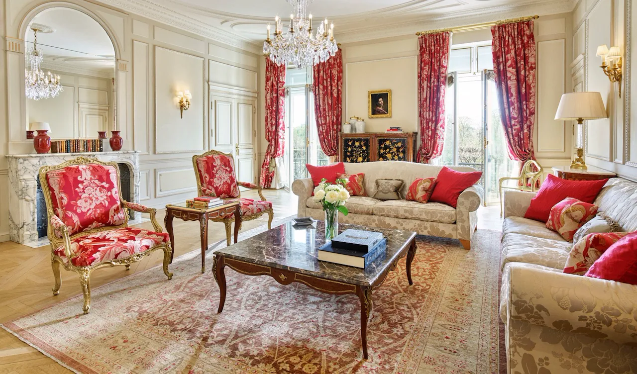 Salon de l'appartement présidentiel mettant en valeur les fenêtres du Meurice, Paris.