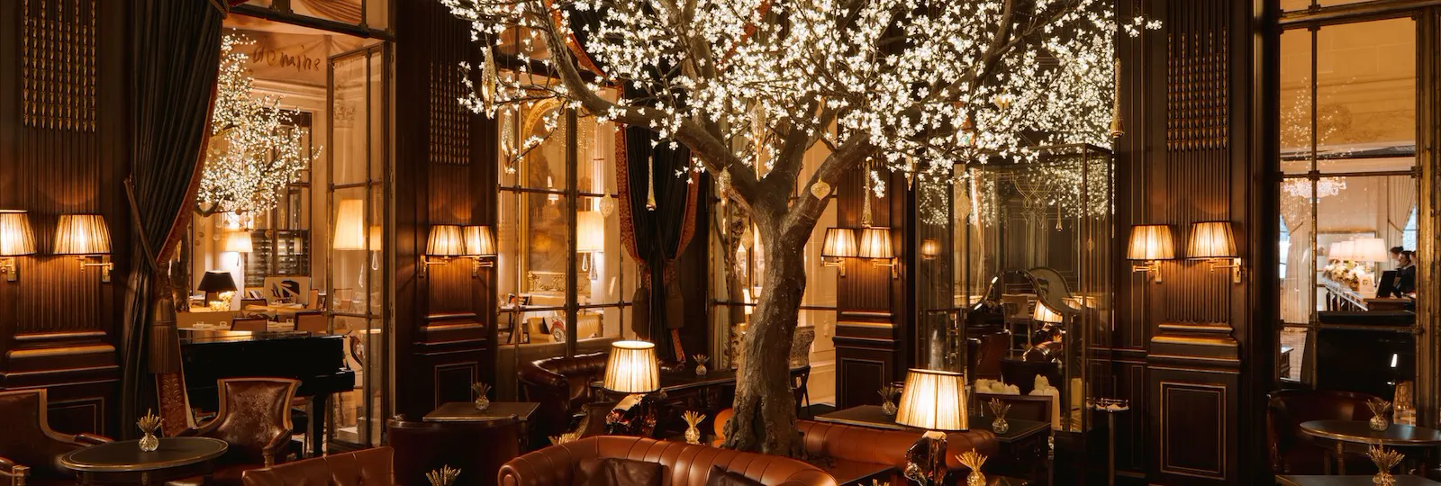 These visuals show the bar 228 at Le Meurice in a festive set up. There is a large tree, decorated with fairy lights, in the middle of the bar.