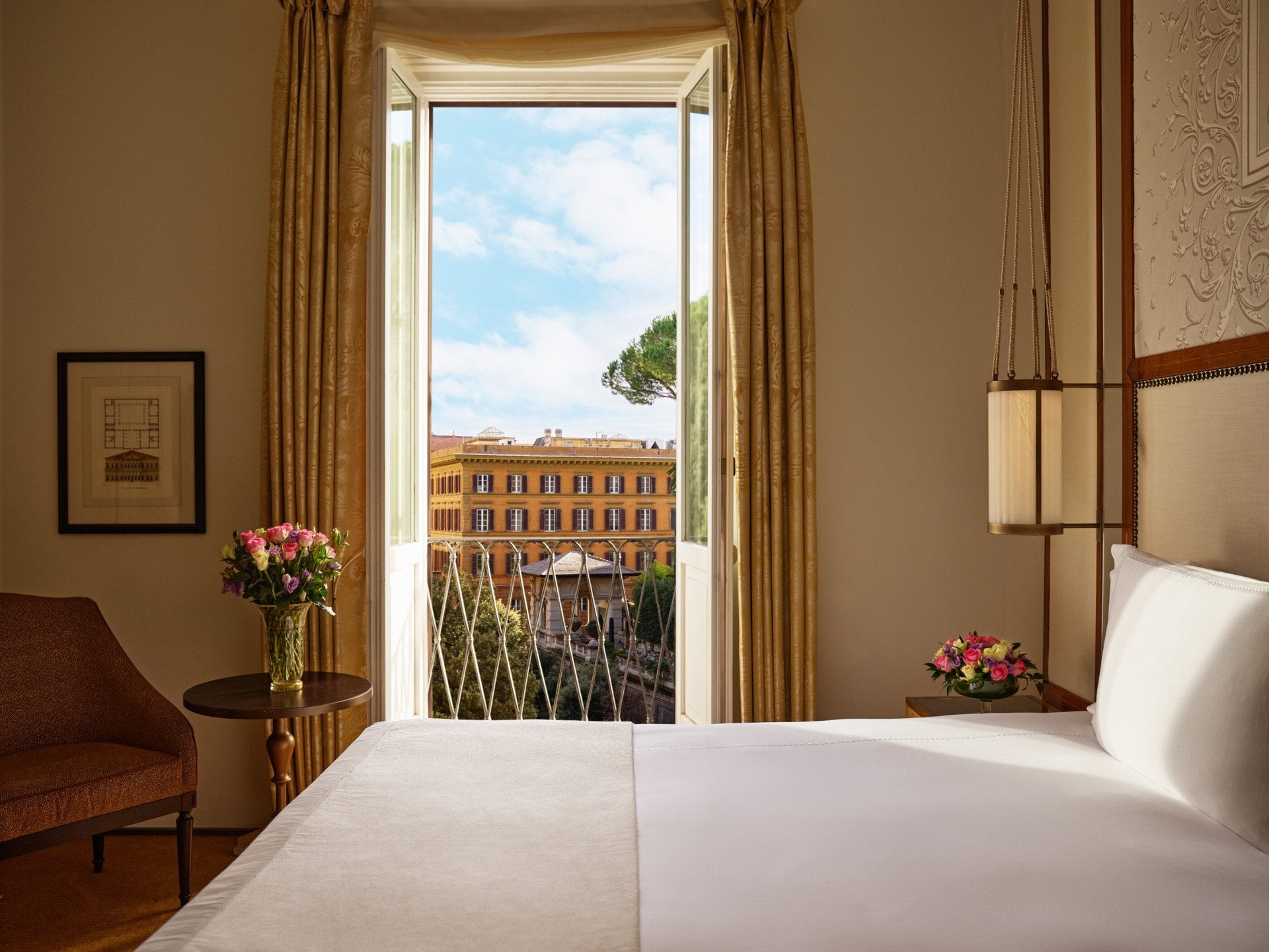 Camera Classic con balcone con finestra aperta e vista su Via Ludovisi a Hotel Eden Roma
