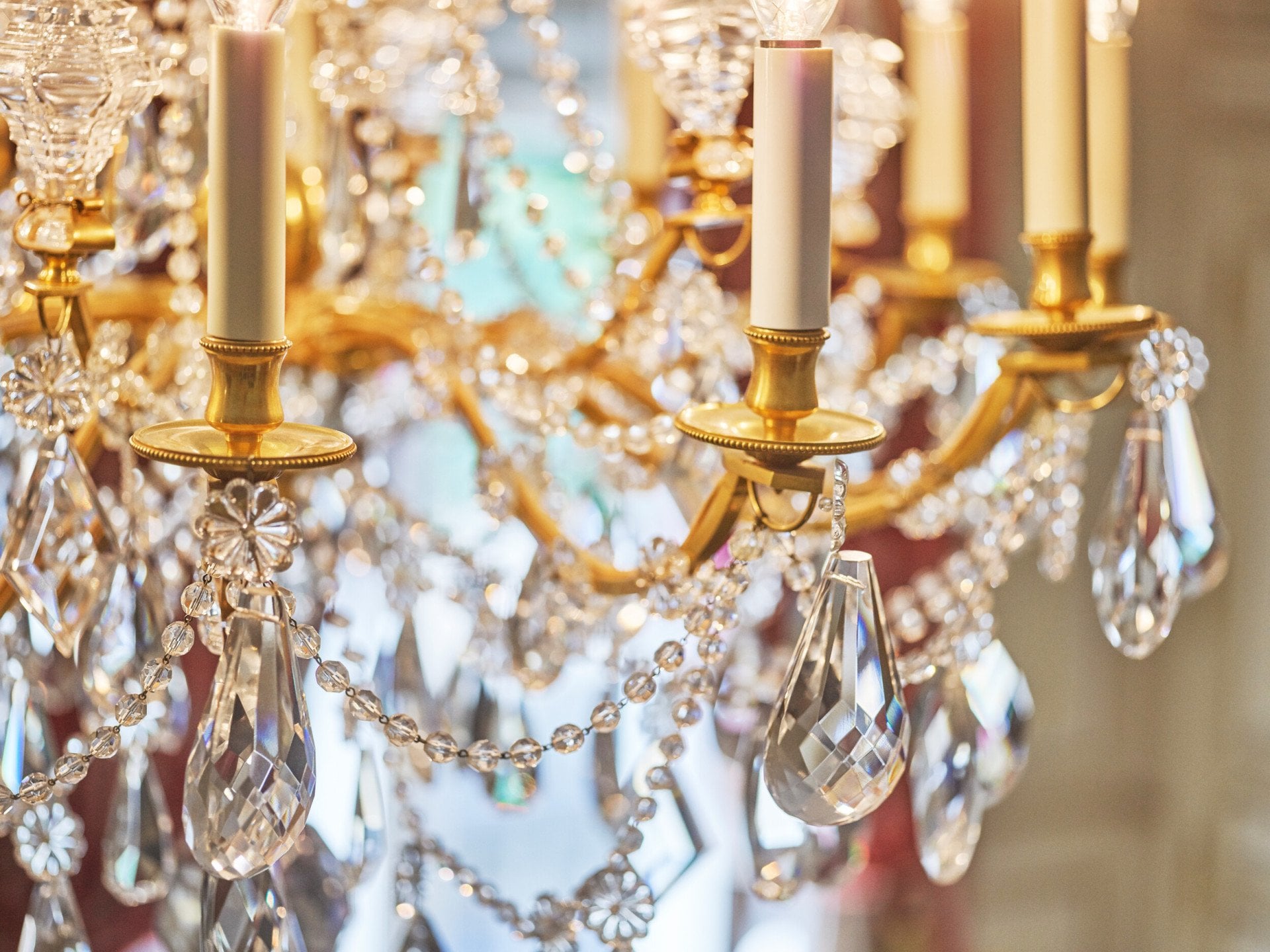 Close up do lustre no apartamento presidencial em Le Meurice, Paris.