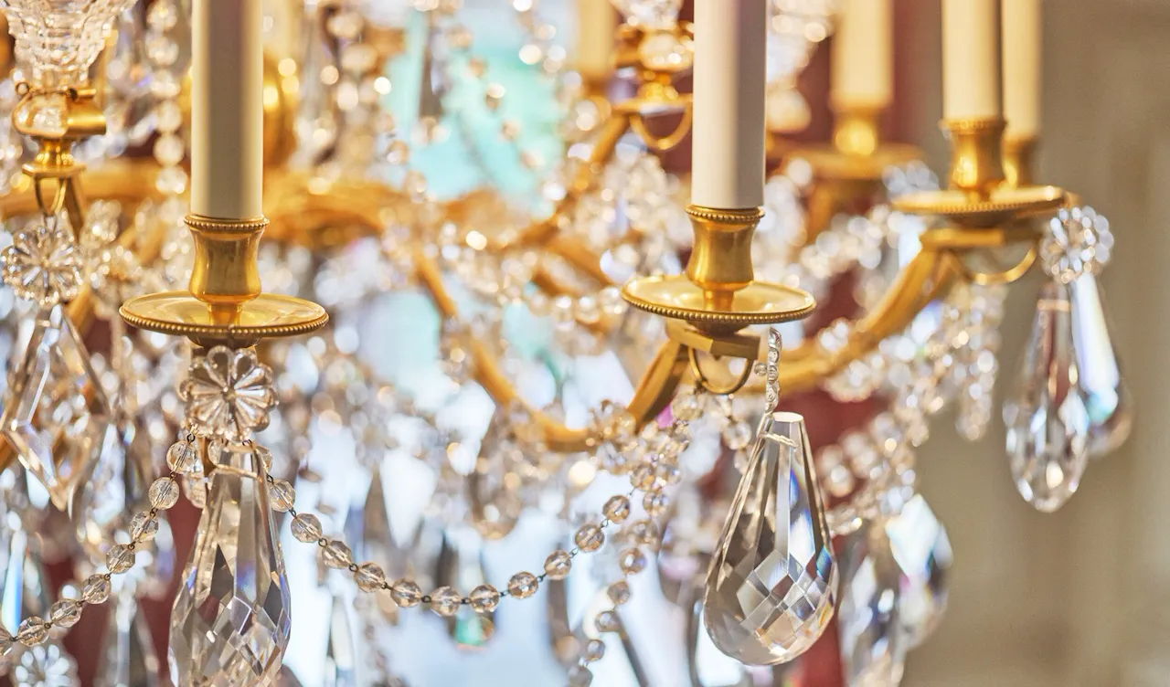 Close up do lustre no apartamento presidencial em Le Meurice, Paris.