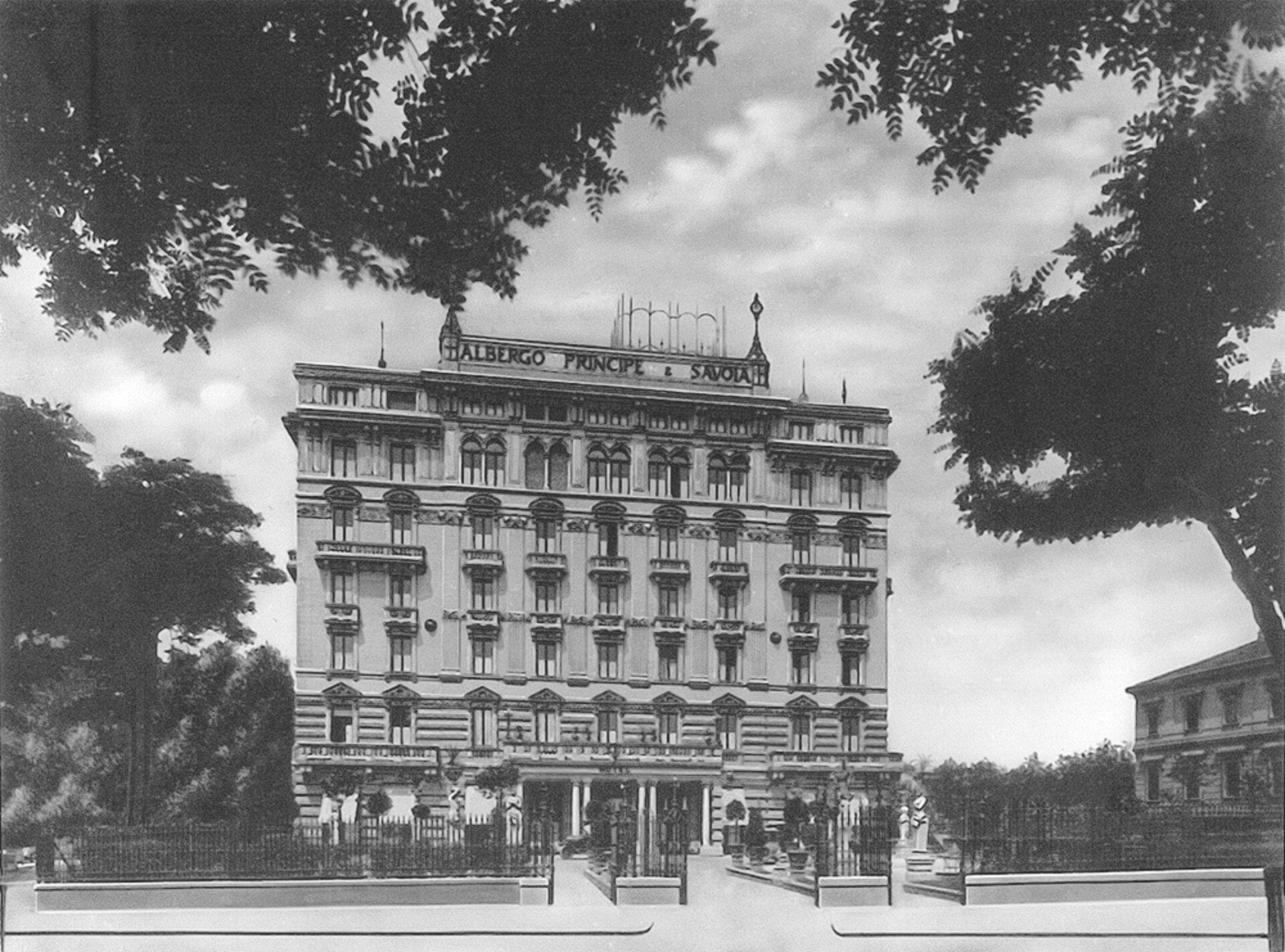 Black & white view of the hotel facade in the past 