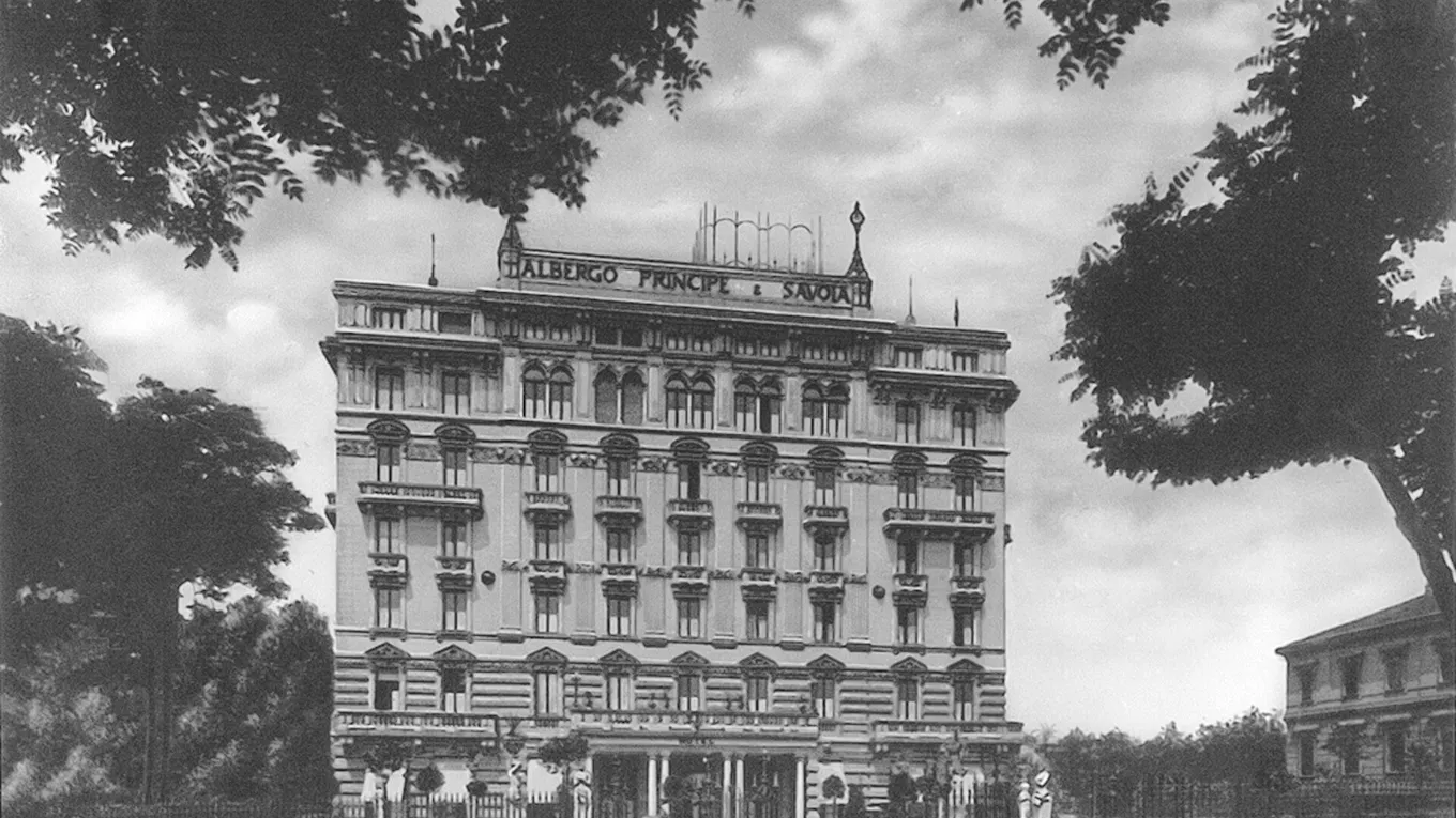 Facciata dell'hotel in una vecchia foto in bianco e nero