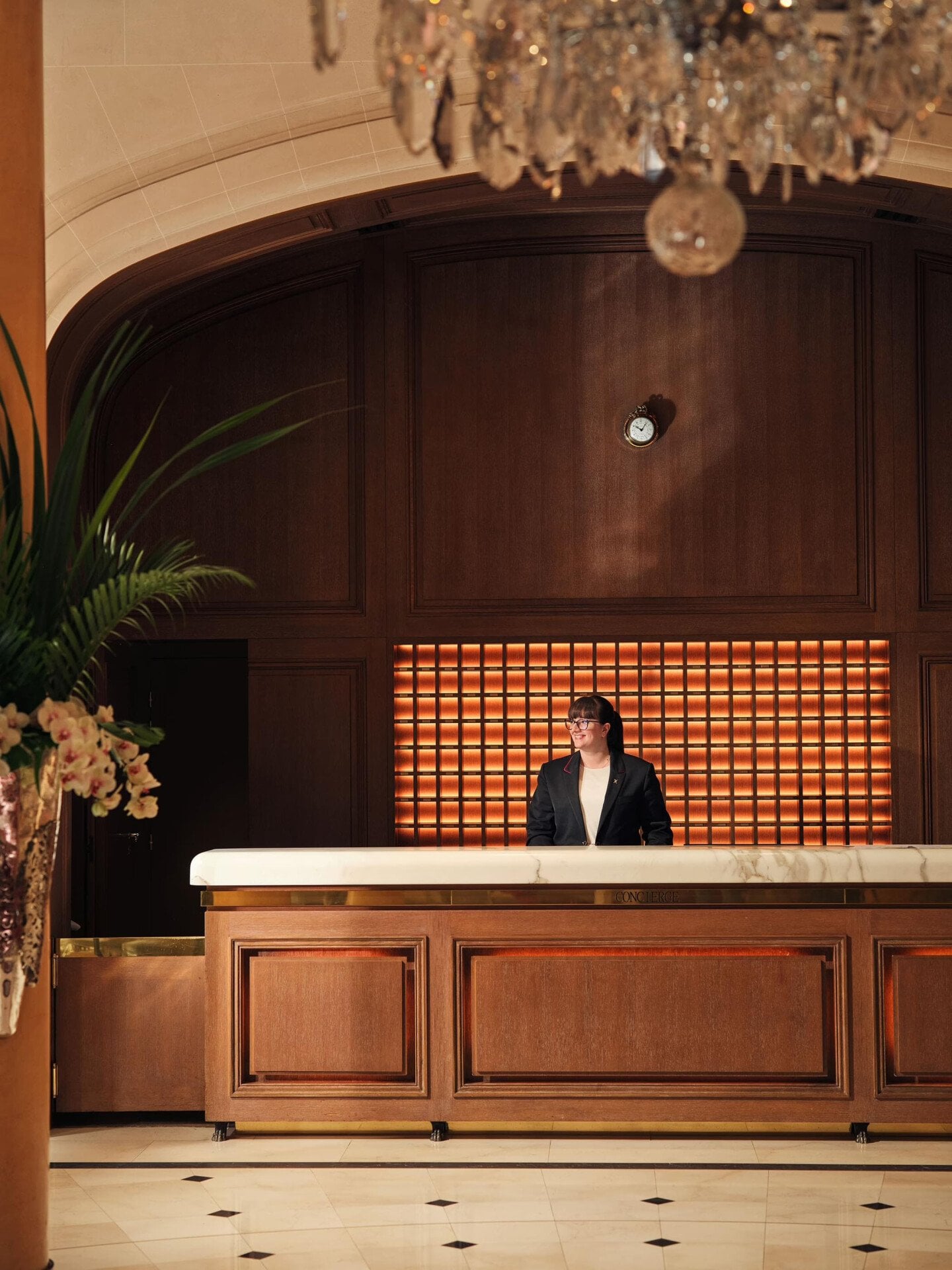 Photo d'une concierge dans le lobby du Plaza Athénée. 