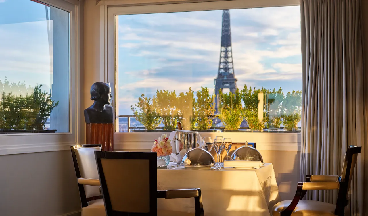 Jantar romântico com menu fixo na Suite Eiffel Signature.