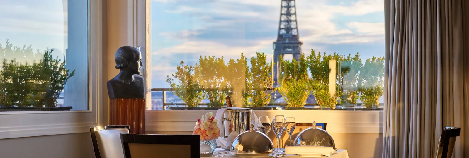 Jantar romântico com menu fixo na Suite Eiffel Signature.