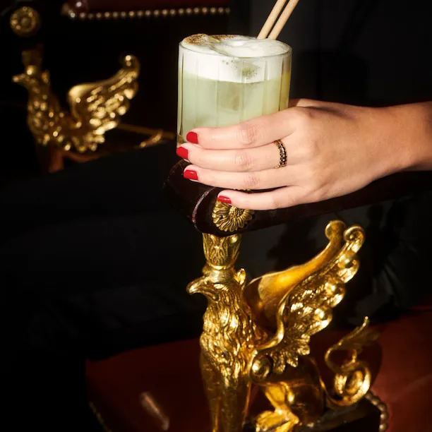 Vista frontal de um cocktail Salvador no Bar 228 du Meurice, Paris - Dorchester Collection