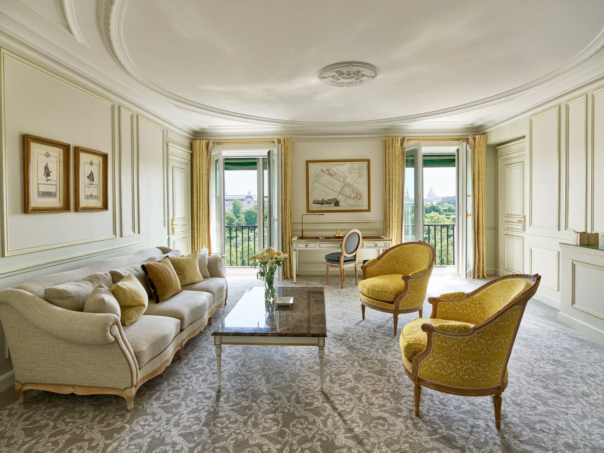 Foto de paisagem da sala de estar de uma suíte de prestígio no Le Meurice, Paris.