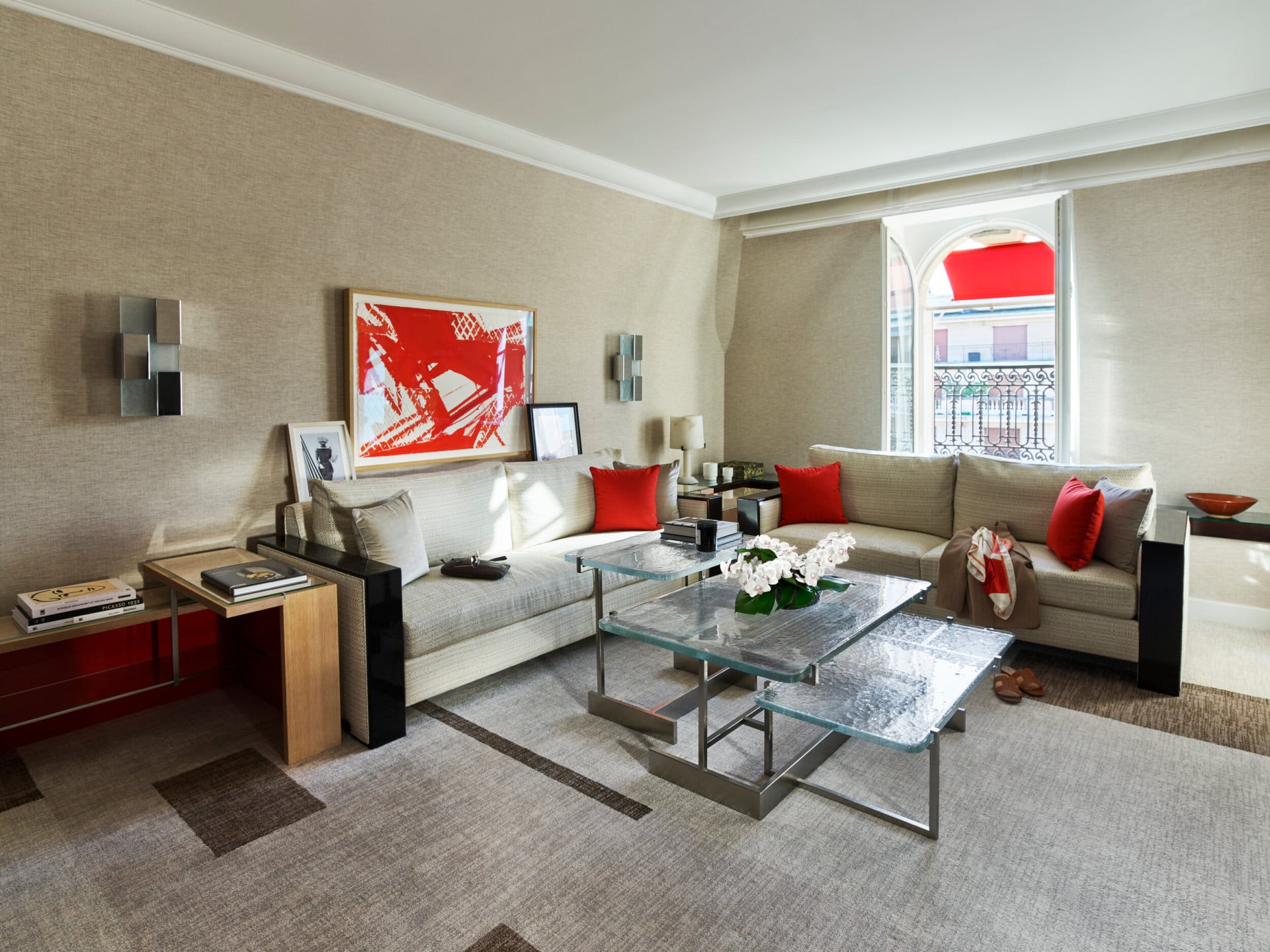 A sala de estar da Suite Deluxe do Hotel du Plaza Athénée