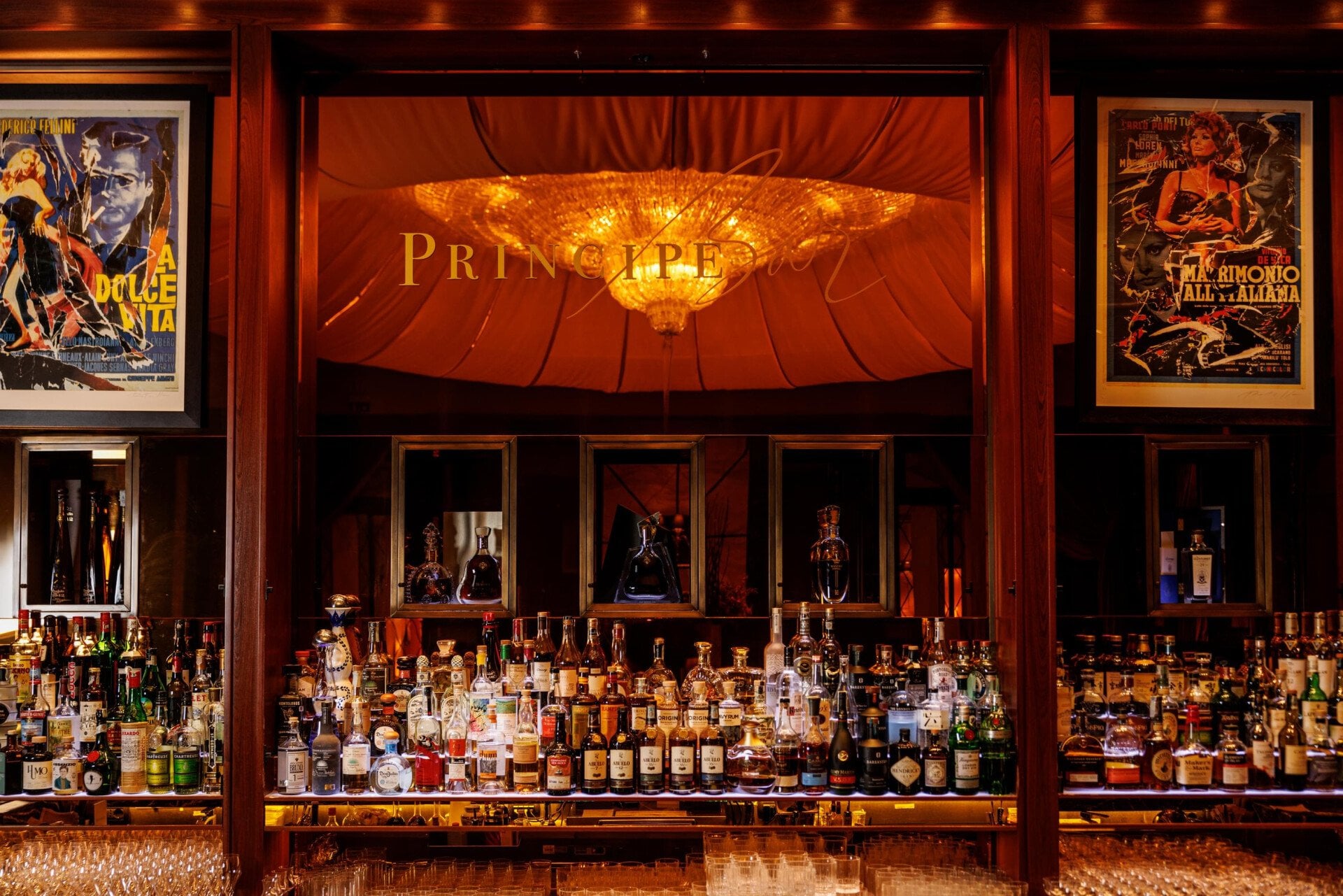 Bancone del Principe Bar con l'iconica scritta e diverse bottiglie