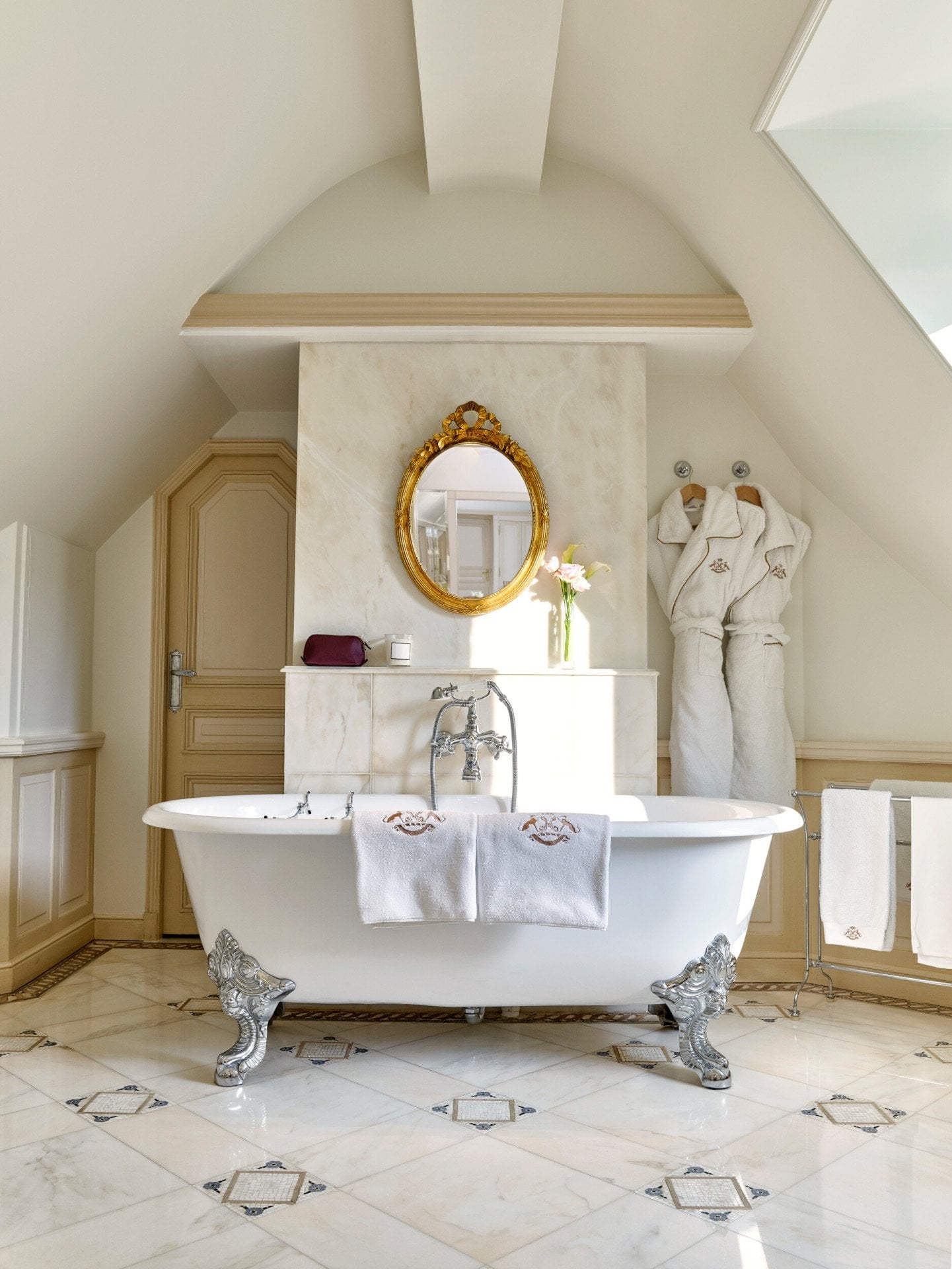 Salle de bain de la suite Parisienne au Le Meurice, Paris.