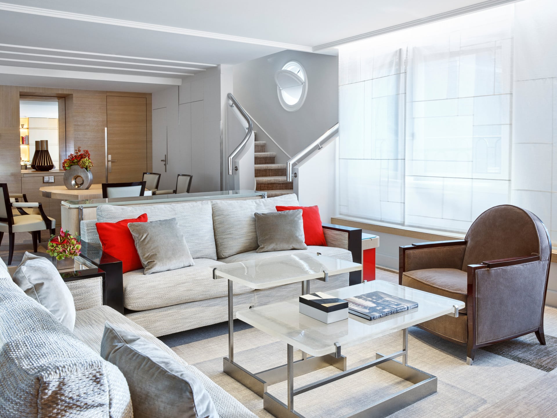 Sala de estar da suite duplex com terraço do hotel Plaza Athenée