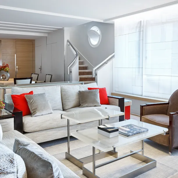 Sala de estar da suite duplex com terraço do hotel Plaza Athenée