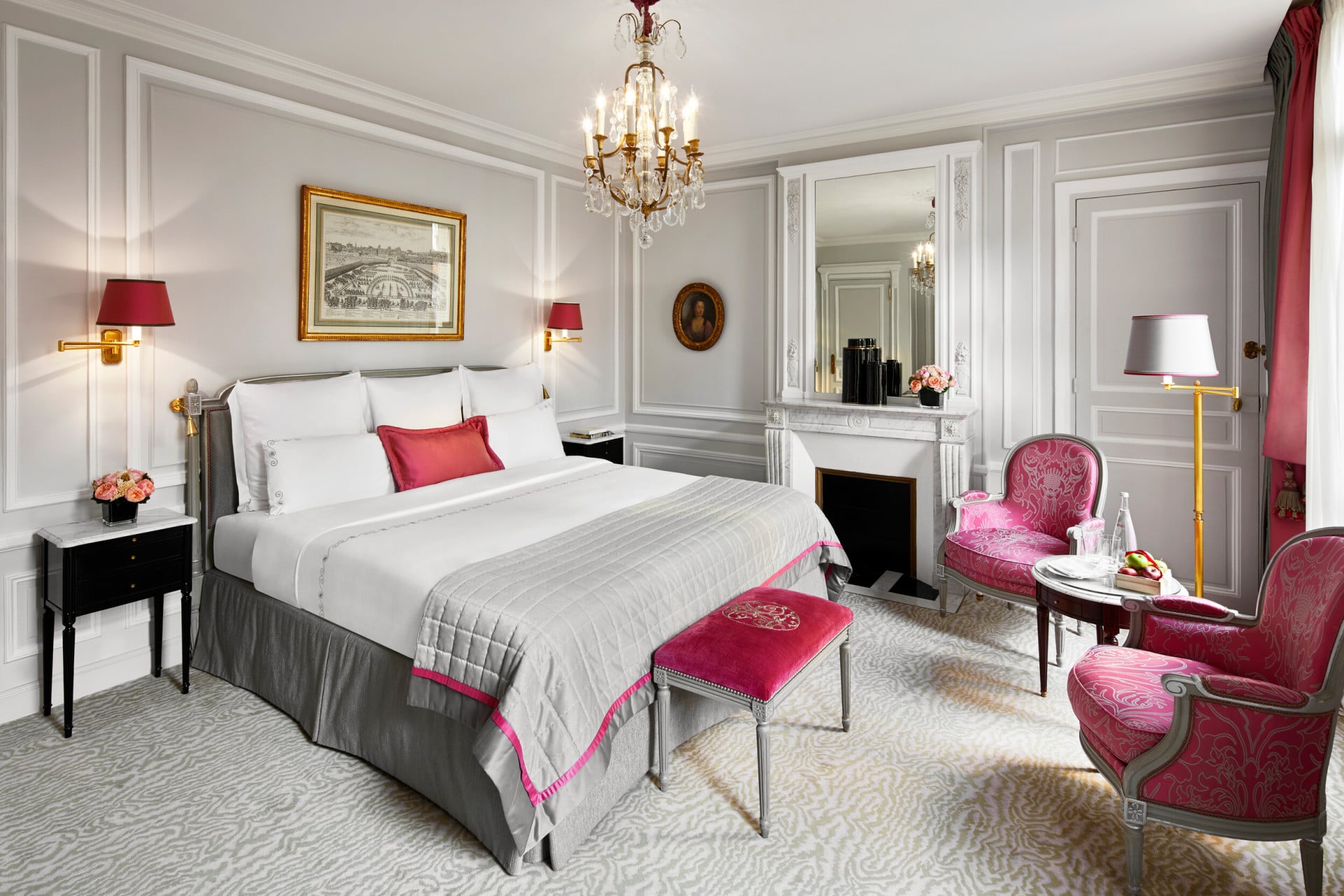 Photo of the deluxe room at the hotel plaza athenée