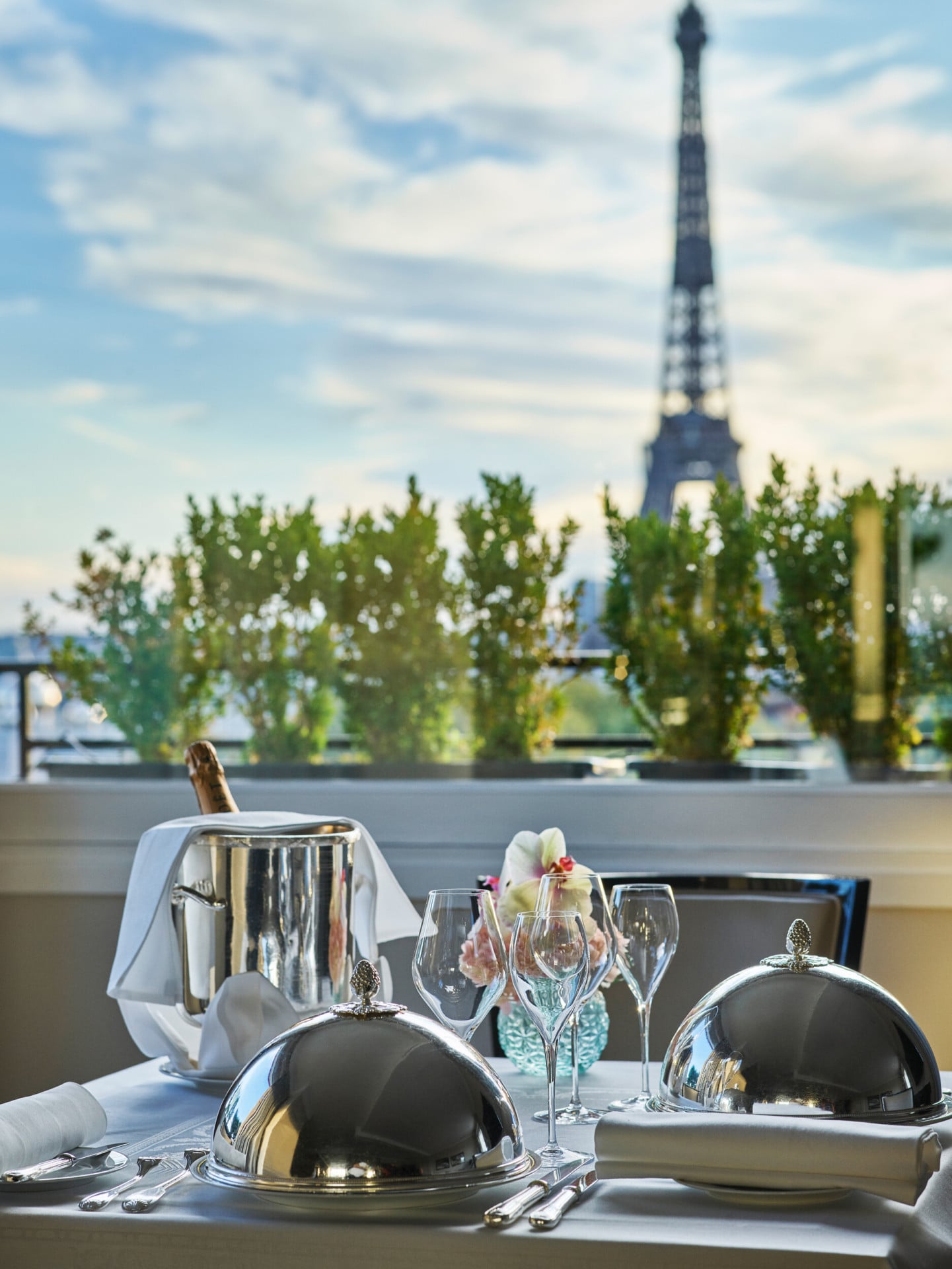 HPA - 878 - Eiffel-Suite-Signature-romantic-dinner-set-up-HR-by-markread  (1)
