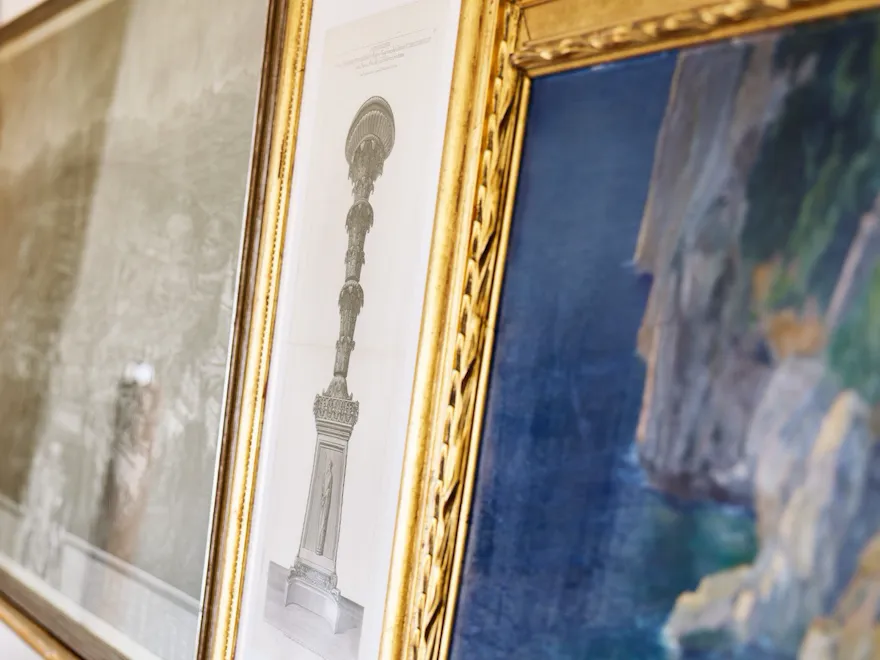 Dettaglio di opere d'arte esposte nella Suite Penthouse Bellavista a Hotel Eden, Roma