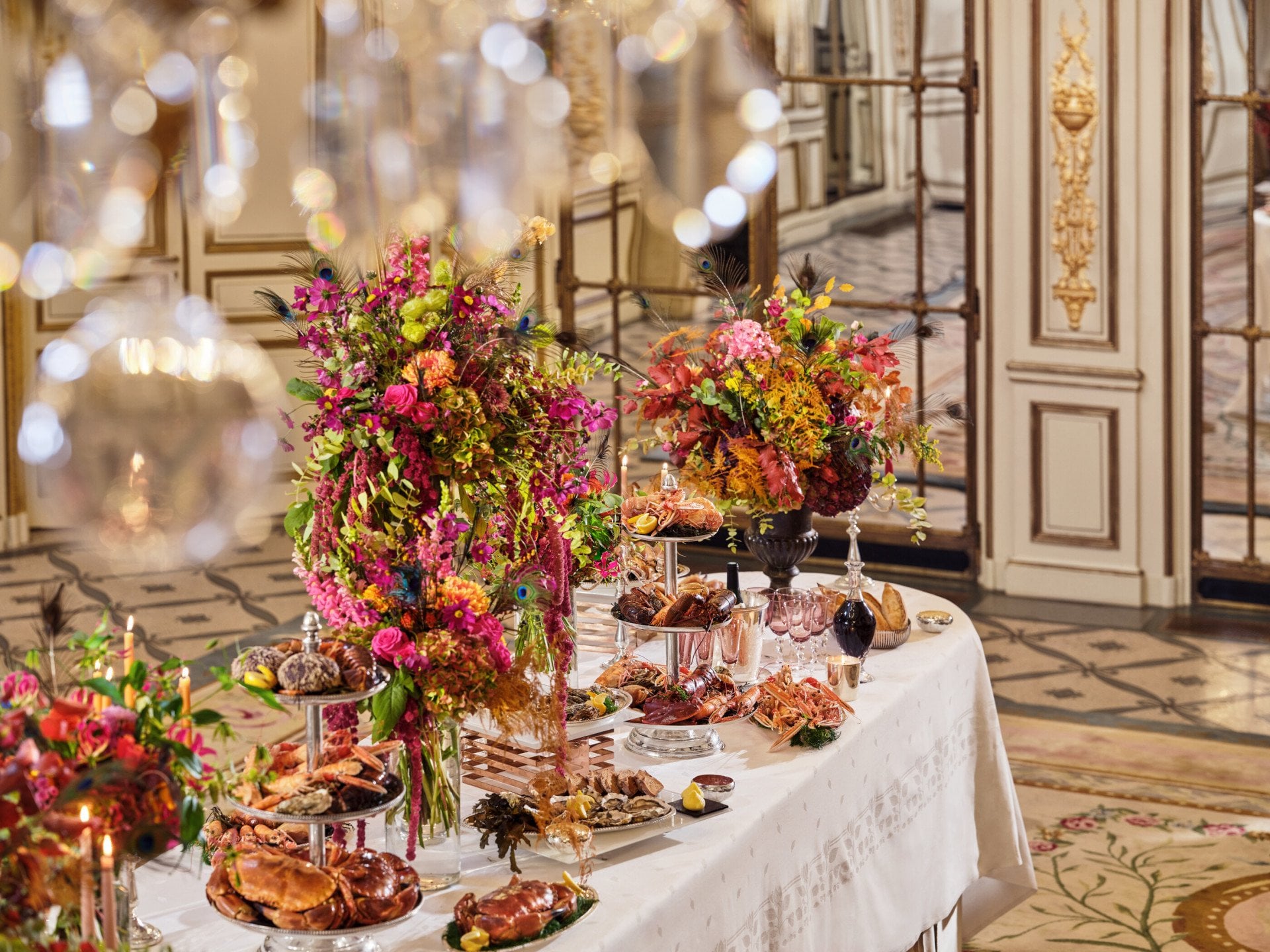 Détail d'un banquet, avec fleurs et mets, photographié au Salon Pompadour de l'hôtel Le Meurice, à Paris - Dorchester Collection