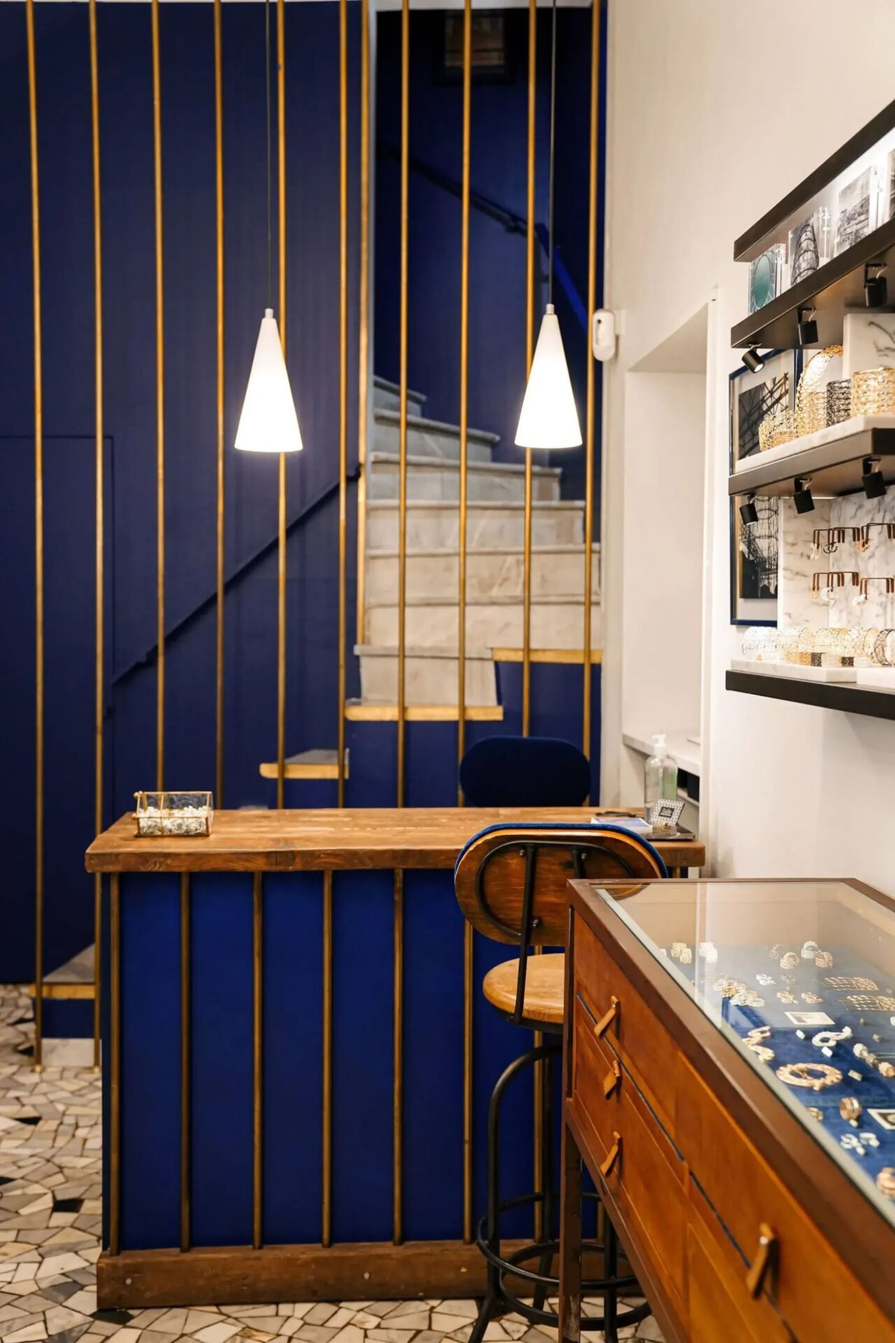 Interno di negozio con mobili vintage