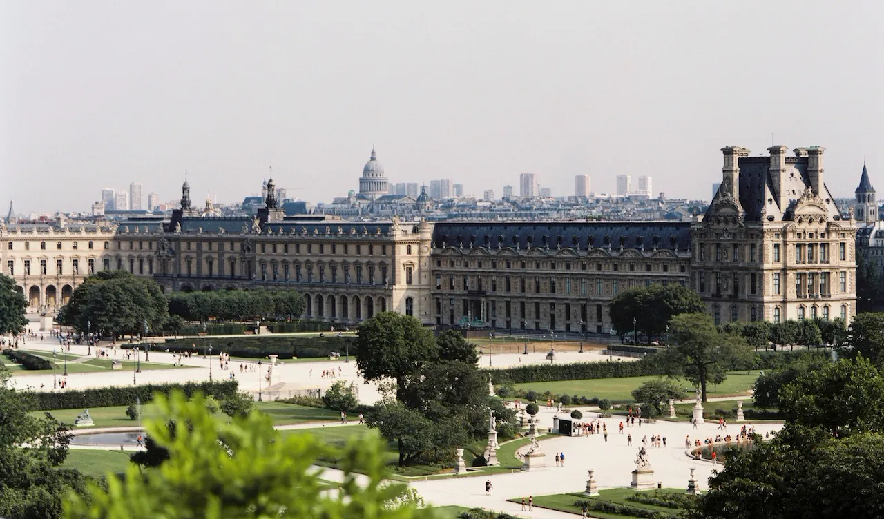 Vue supérieure du jardin des Tuileries en journée depuis la terrasse du Meurice, Paris.