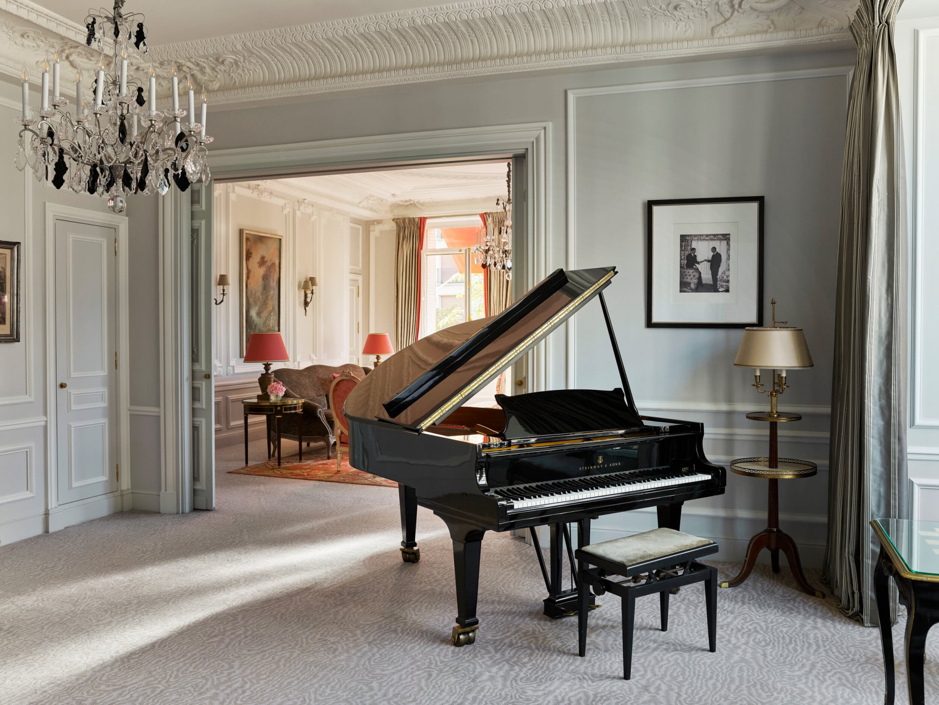 O piano na Suíte Eiffel HauteCouture do Hôtel Plaza Athénée