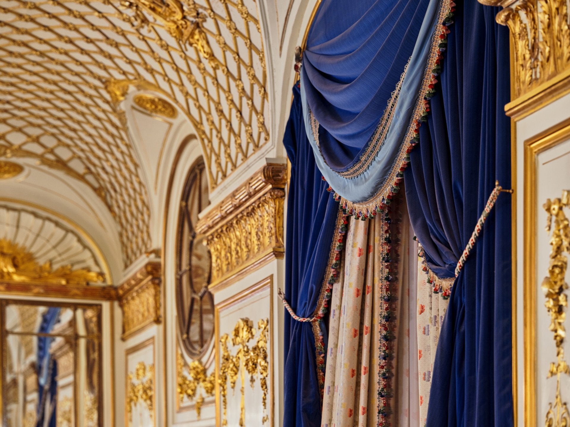 Détails de la dorure du plafond et des rideaux bleus du Salon Pompadour à l'hôtel Le Meurice, Paris - Dorchester Collection