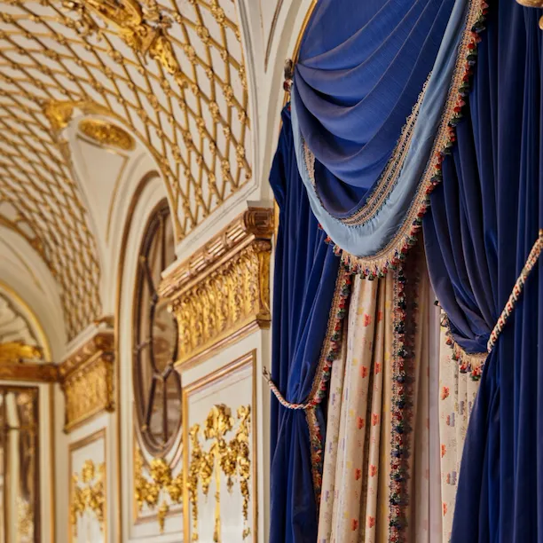 Détails de la dorure du plafond et des rideaux bleus du Salon Pompadour à l'hôtel Le Meurice, Paris - Dorchester Collection