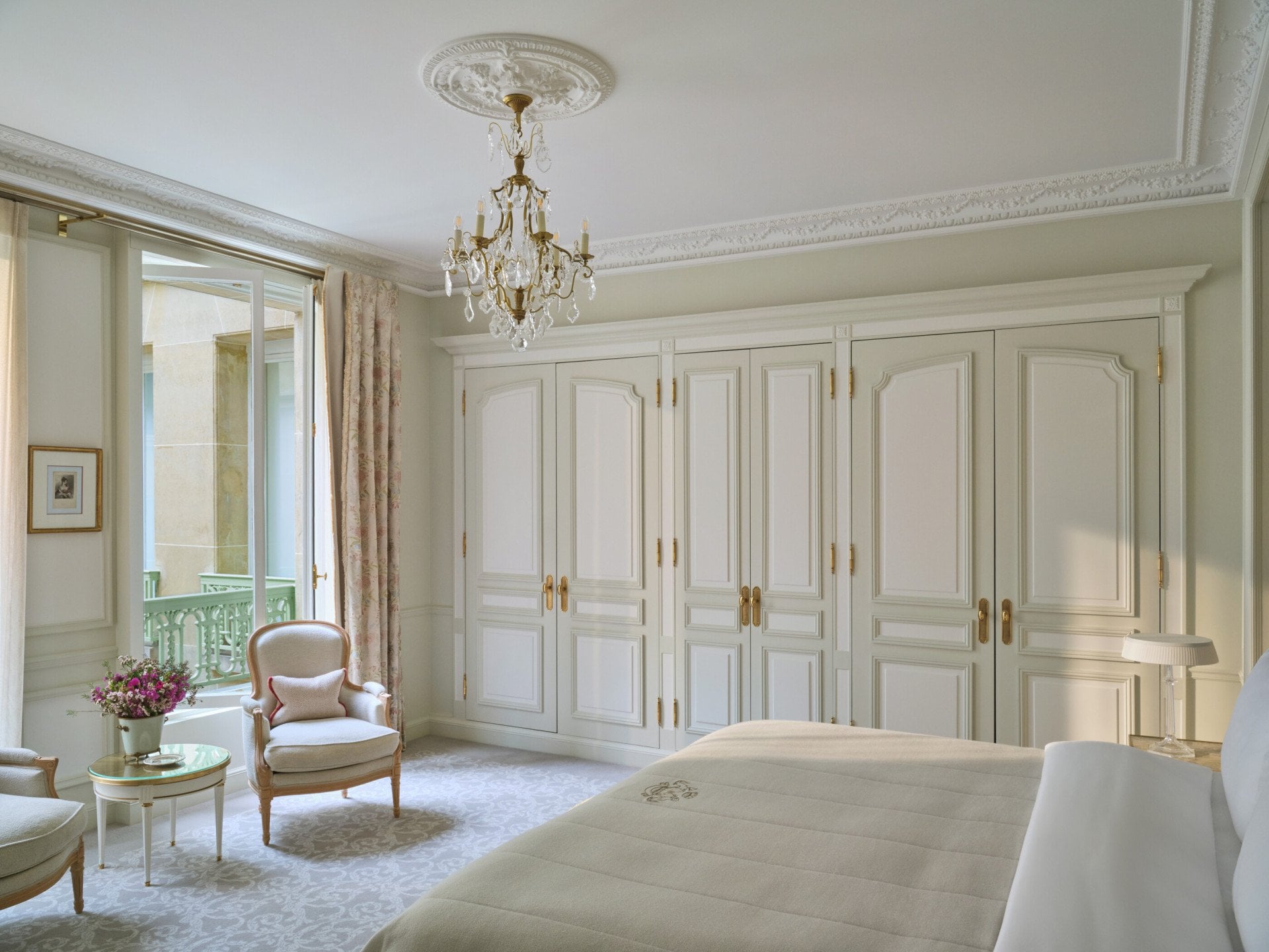 Vue de gauche d’une chambre exécutive avec le lit devant les chaises et les fenêtres, au Meurice, Paris