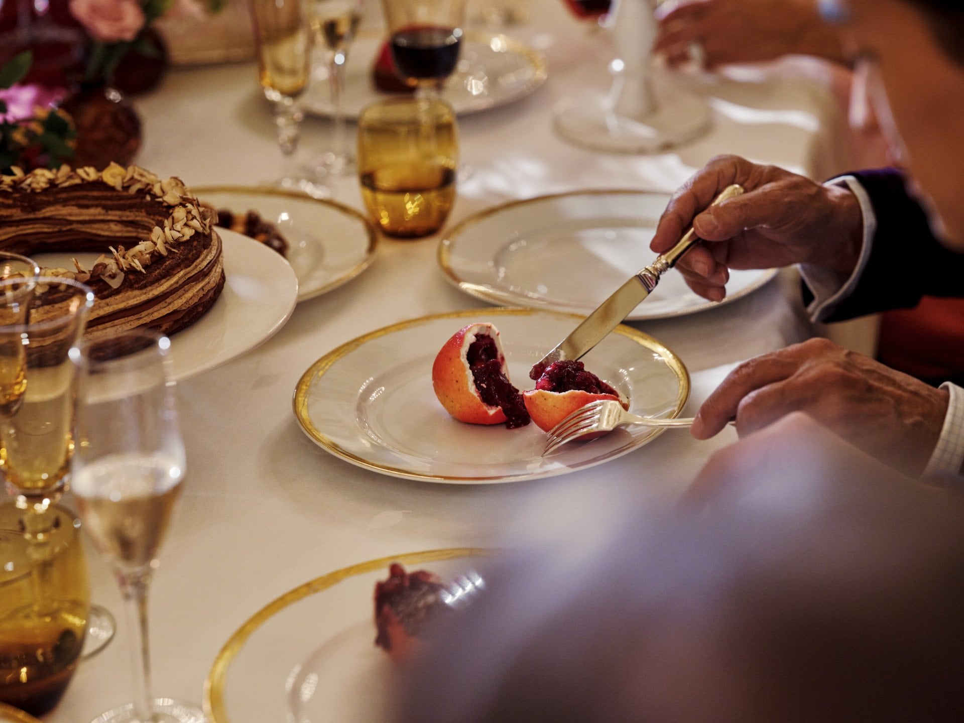 Dessert à la grenade coupé dans une assiette au Salon Pompadour du Meurice, Paris - Dorchester Collection