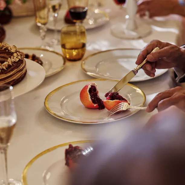 Dessert à la grenade coupé dans une assiette au Salon Pompadour du Meurice, Paris - Dorchester Collection