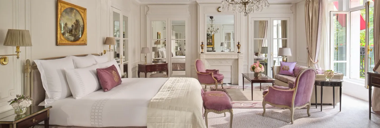 Il s’agit de la chambre et du salon de la Suite Junior Prestige #212 au Plaza Athénée.